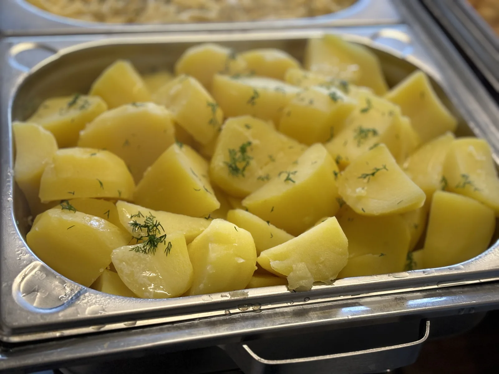 Salzkartoffeln mit Dill als Beilage vom Catering des Restaurants Mamuschka