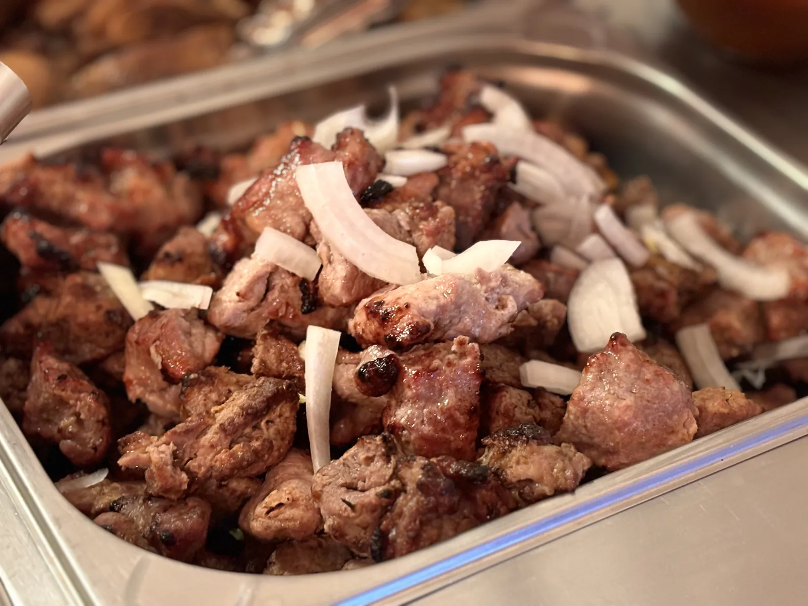 Schaschlik mit Zwiebeln vom Catering des Restaurants Mamuschka