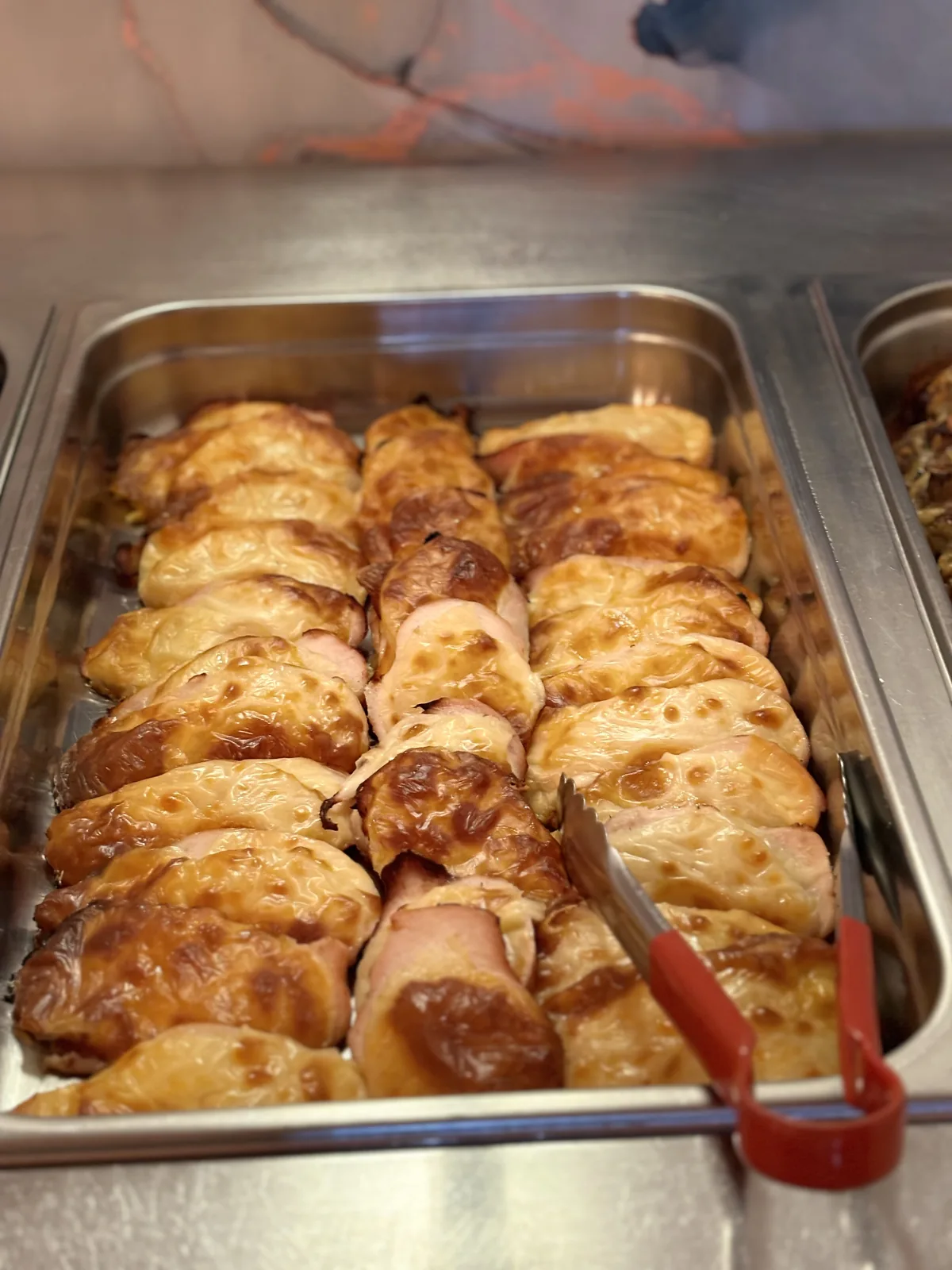 Im Teig gebackene Würstchen vom Catering des Restaurants Mamuschka