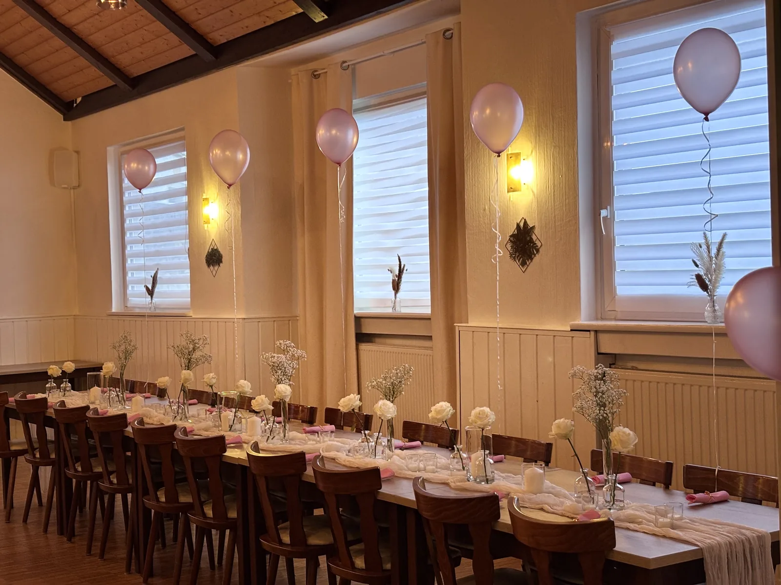 Geburtstagsfeier im Festsaal des Restaurants Mamuschka mit Ballons und Blumen