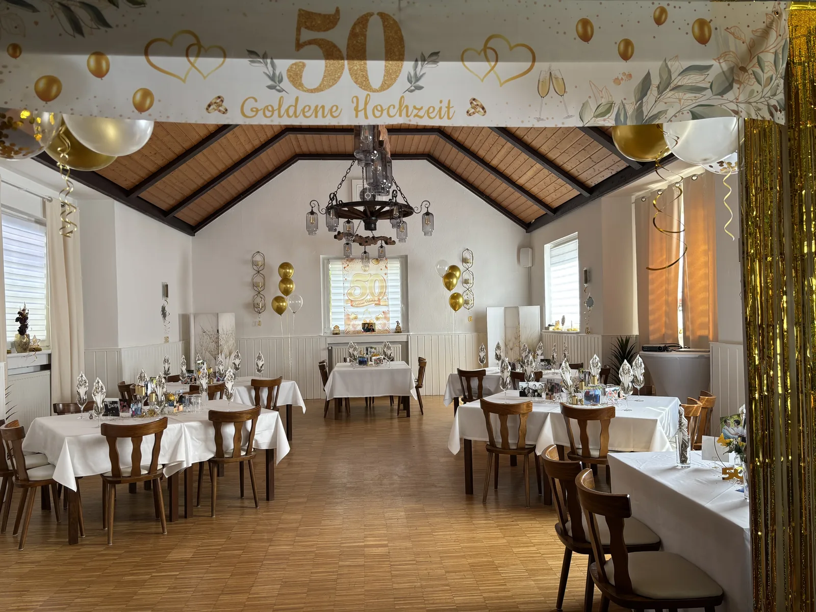 Festsaal des Restaurants Mamuschka, für eine Goldene Hochzeit geschmückt