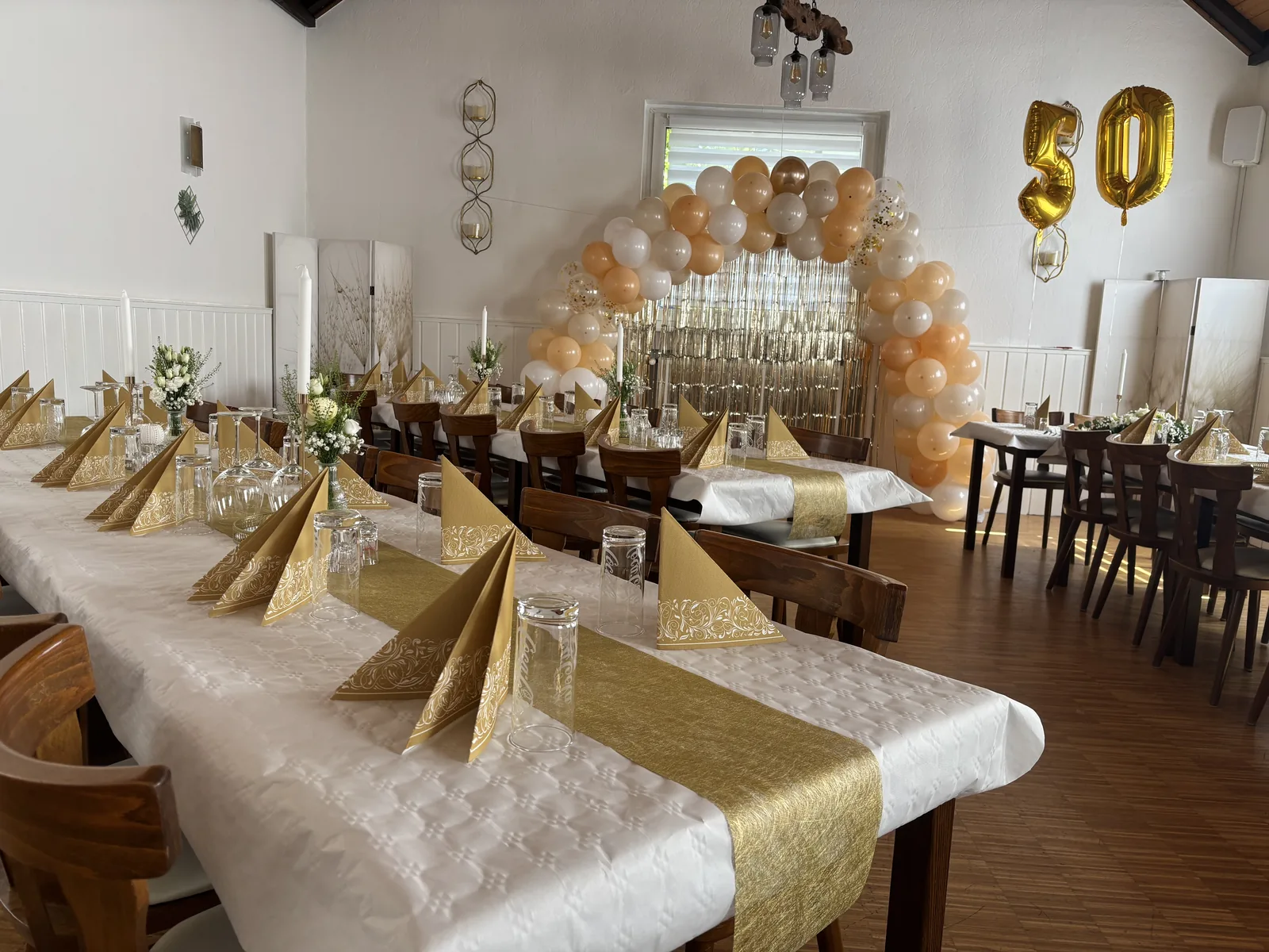 Jubiläumsfeier im Festsaal des Restaurants Mamuschka in Minden, in Gold eingedeckt