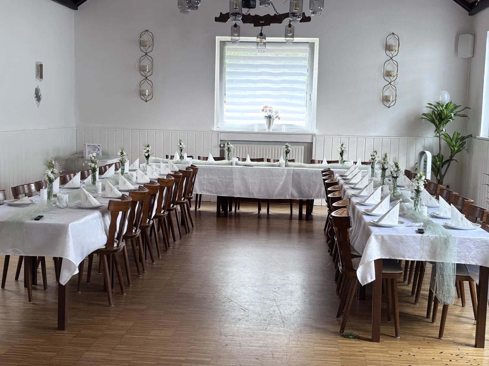 Weiß eingedeckte Tafel im Festsaal des Restaurants Mamuschka in Minden