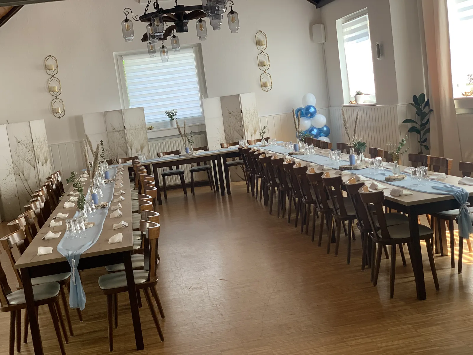 Festlich eingedeckte Tafel im Festsaal des Restaurants Mamuschka in Minden
