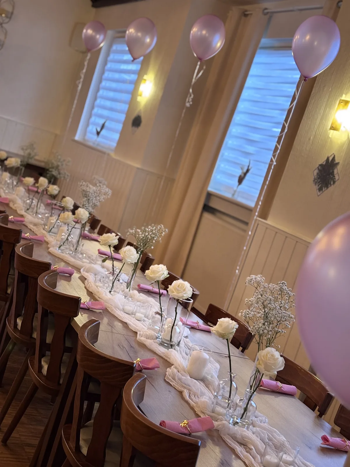 Tischdekoration mit Rosen und Schleierkraut im Festsaal des Restaurants Mamuschka
