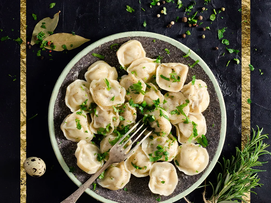 Teller mit handgemachten Pelmeni im Restaurant Mamuschka in Minden