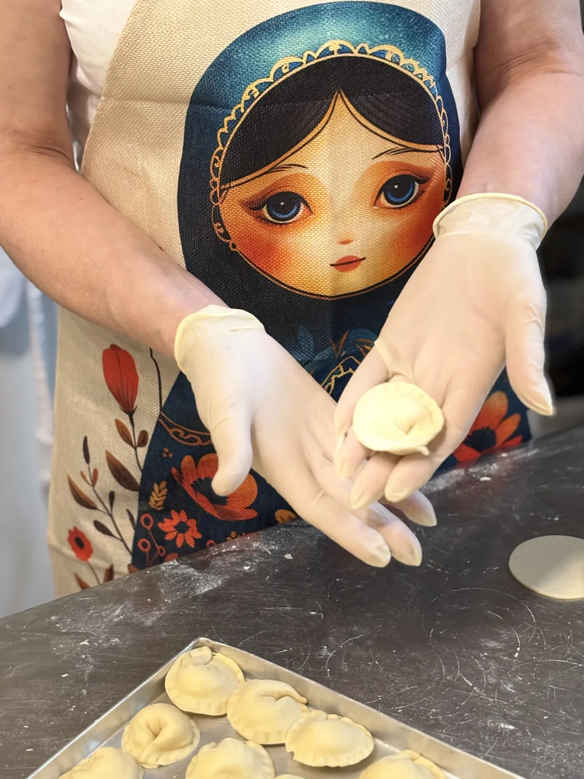 Eine Mitarbeiterin des Restaurants Mamuschka formt frische Pelmeni von Hand